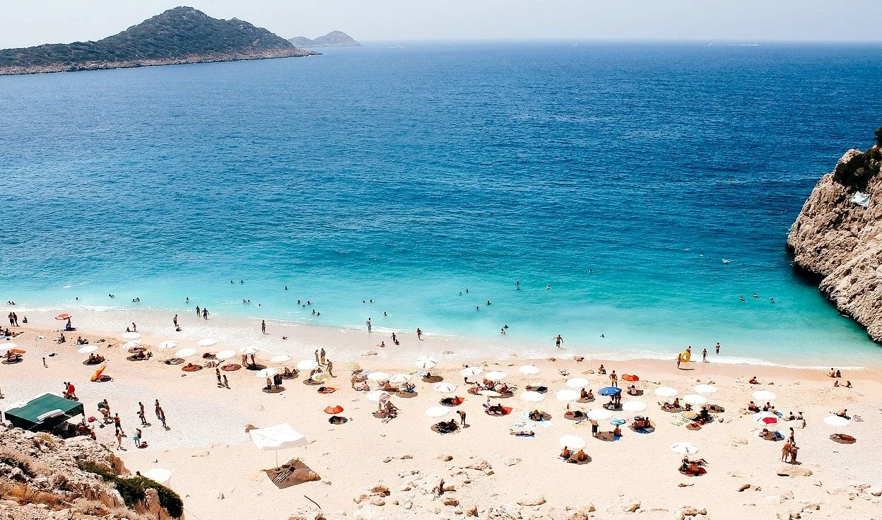 Top 3 destinațiile preferate de turiștii români pentru vacanța de vară