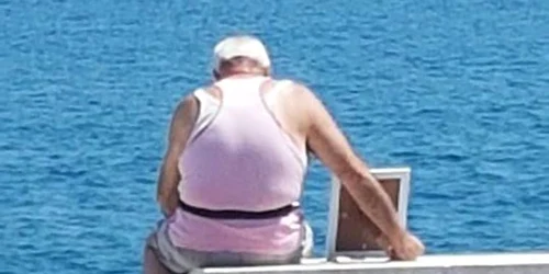 Povestea emoţionantă a bătrânului care merge zilnic cu fotografia soţiei pe plajă