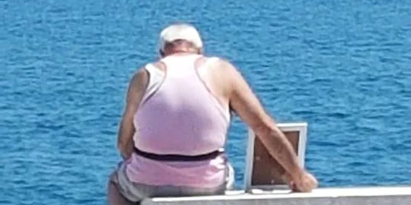 Povestea emoţionantă a bătrânului care merge zilnic cu fotografia soţiei pe plajă