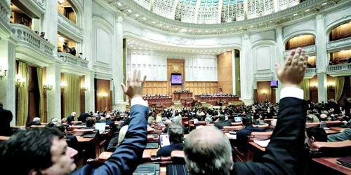 Parlamentarii au adoptat noul statut al deputaţilor şi senatorilor