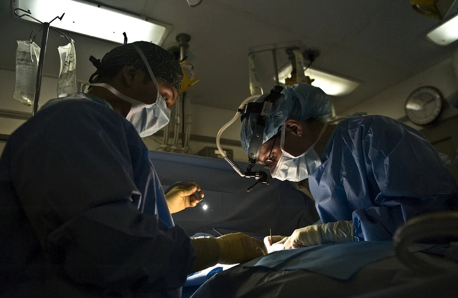Cum se simte bărbatul căruia i s-a transplantat un rinichi de porc modificat genetic