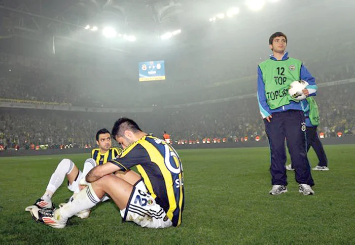 Jucătorii lui Fener sunt la pământ după ce au pierdut titlul