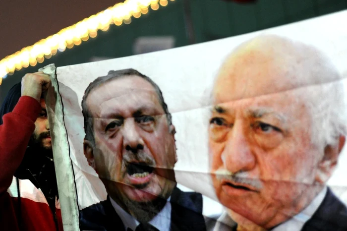 Afiş reprezentându-i pe preşedintele turc Recep Tayyip Erdogan (stânga) şi clericul islamist Fethullah Gulen FOTO Arhivă