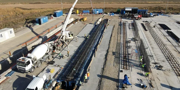 Instalație de producție a grinzilor din beton pe șantierul Autostrăzii Ploieşti-Buzău. FOTO Irinel Scrioşteanu