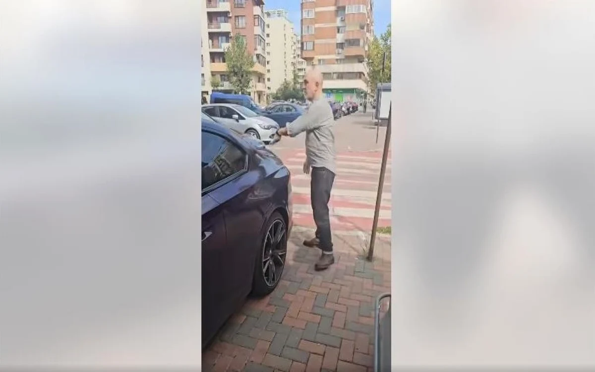 Bogdan Exarhu parcat pe trotuar pentru a arunca gunoiul, captura video Facebook