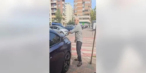 Bogdan Exarhu parcat pe trotuar pentru a arunca gunoiul, captura video Facebook