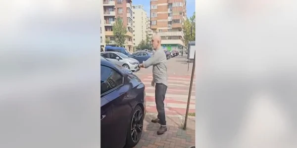Bogdan Exarhu parcat pe trotuar pentru a arunca gunoiul, captura video Facebook