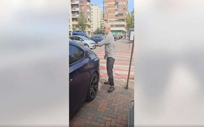 Bogdan Exarhu parcat pe trotuar pentru a arunca gunoiul, captura video Facebook