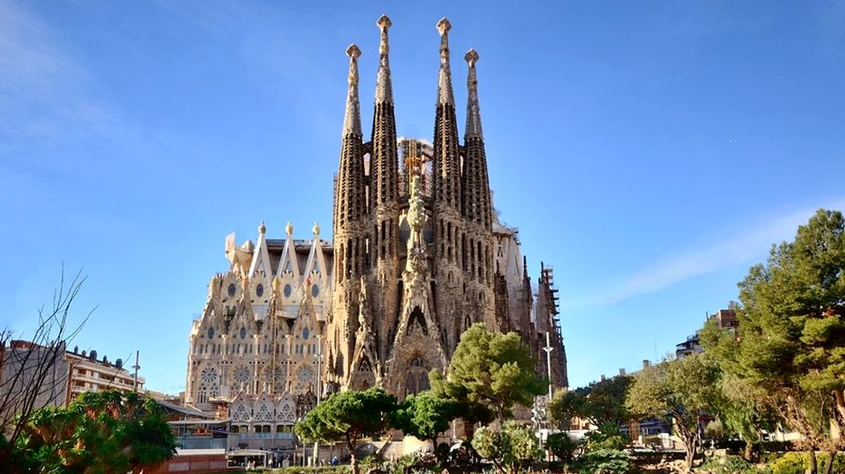 Biserica Sagrada Família, în construcție încă din anul 1882 jpeg