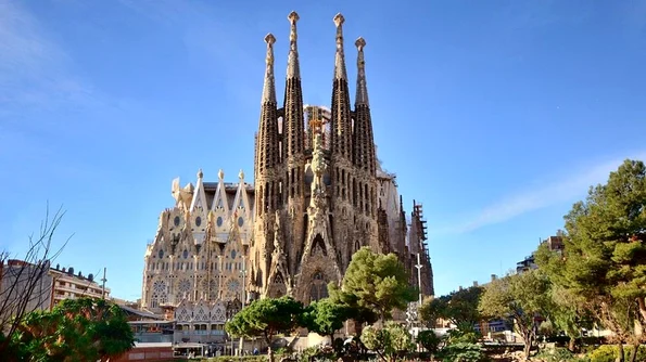 Biserica Sagrada Família, în construcție încă din anul 1882 jpeg