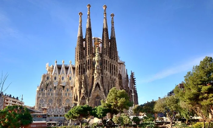 Biserica Sagrada Família, în construcție încă din anul 1882 jpeg