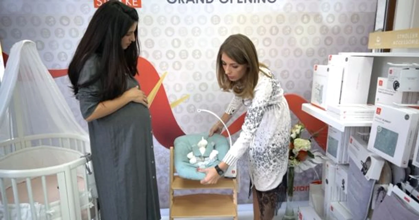 Ioana Grama a ascultat cu atenţie sfaturile Mirunei Vasile, reprezentanta firmei celebre de accesorii pentru bebeluşi