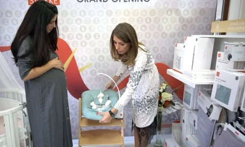 Ioana Grama a ascultat cu atenţie sfaturile Mirunei Vasile, reprezentanta firmei celebre de accesorii pentru bebeluşi  jpeg