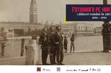 Afişul expoziţiei „Fotografii pe harta lumii   2 png „Fotografii pe harta lumii. Călători români în țări străine (1890 – 1990)” 