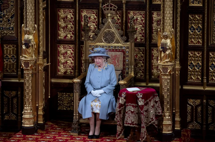 Majestatea Sa a depus un buchet de flori, din orhidee şi mirt