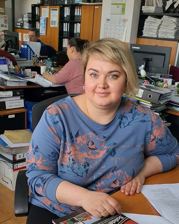 Anastasia Kulakova este primul refugiat angajat la Poșta Română.