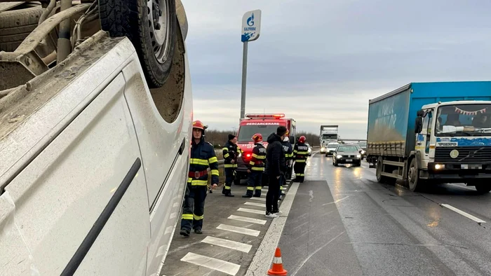 O autoutilitară s-a răsturnat după ce a fost lovită de un microbuz. FOTO ISU Db