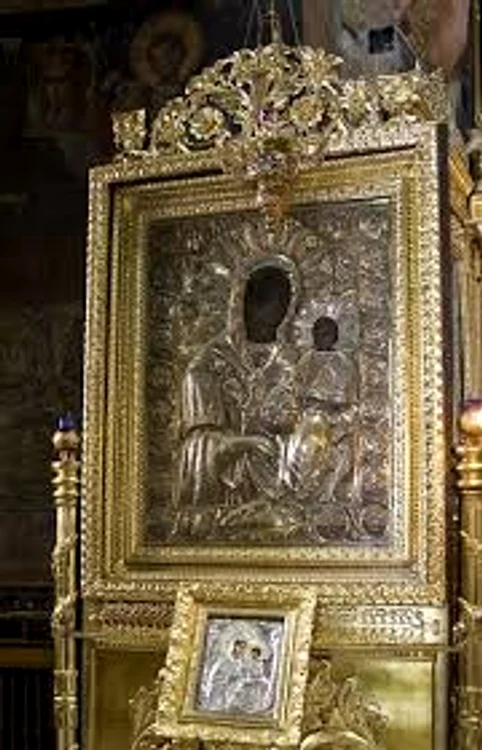 
    La icoana Maicii Domnului din Biserica Olari primesc ajutorul divin cei care se roagă cu deplină credințăSursa foto: Click.ro  