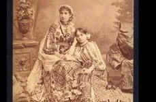 Somptuozitatea unui costum popular într o fotografie veche jpeg