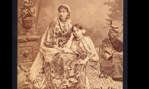 Somptuozitatea unui costum popular într o fotografie veche jpeg