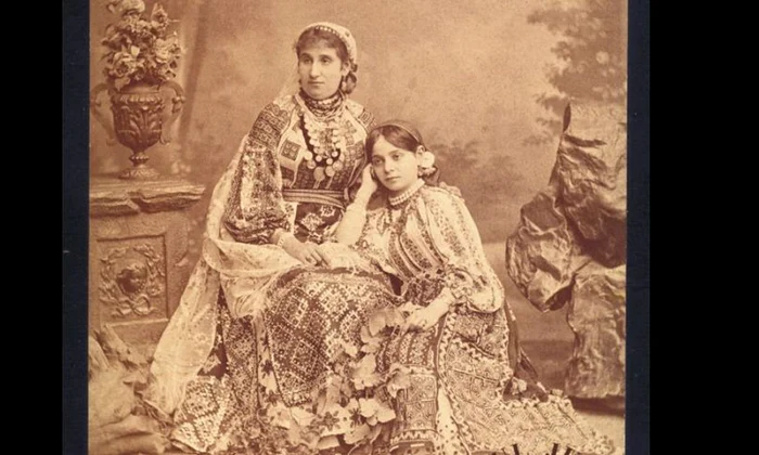 Somptuozitatea unui costum popular într o fotografie veche jpeg