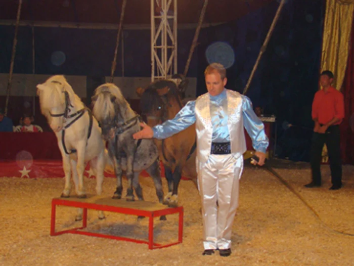 Botoşani: Circul „Royal“ îi cheamă pe botoşăneni să vadă acrobaţii