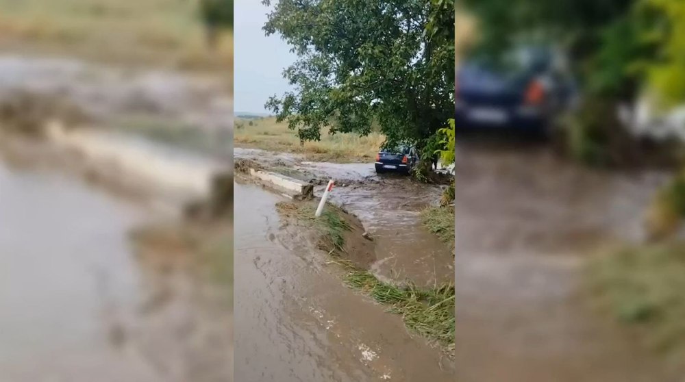  Autoturism cu două persoane, surprins de o viitură într-un sat din Tulcea VIDEO