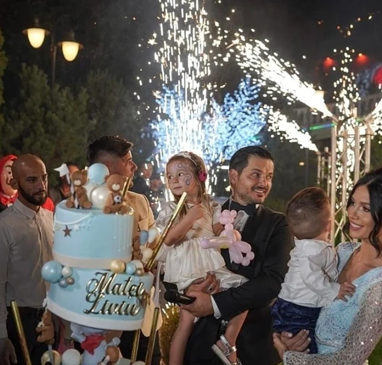 
    Liviu Vârciu, alături de frumoasa lui familie  