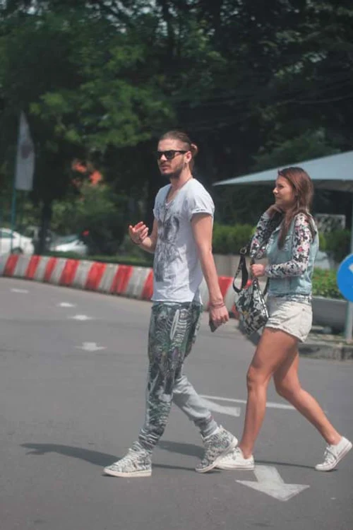 
    Alex și  Alexandra  sunt împreună  de cinci luni,  dar se comportă  ca doi străiniFotografii: CAPS  