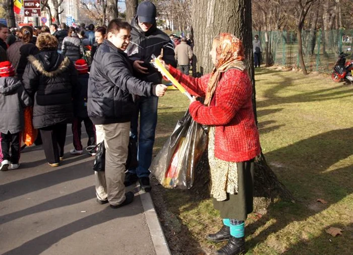 Vânzătorii ambulanţi au făcut bani frumoşi din comercializarea steagurilor