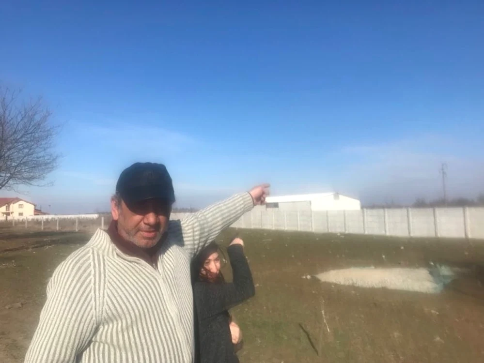 Cornel Lupaşcu ne arată  cutiile cu făină,  fasole şi conserve