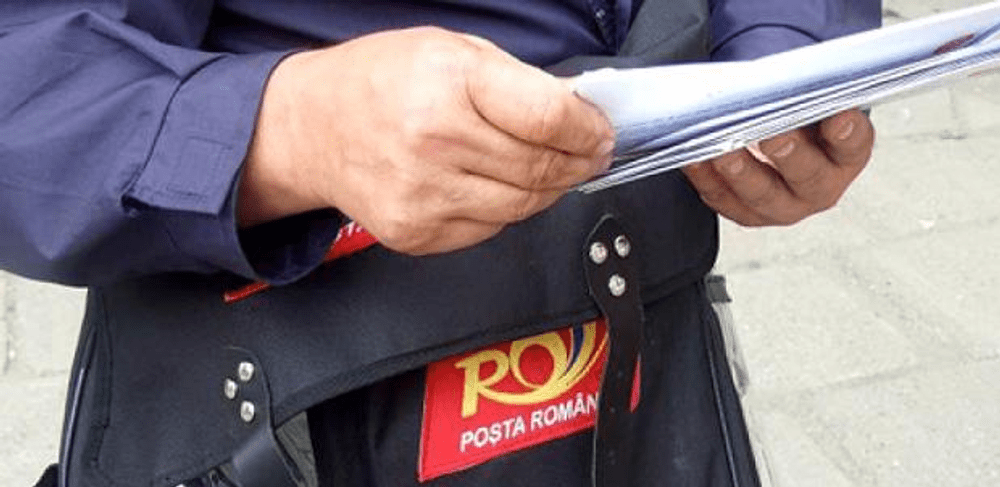 Doi poştaşi din Bacău, acuzaţi că au reţinut bani din alocații și pensii timp de trei ani