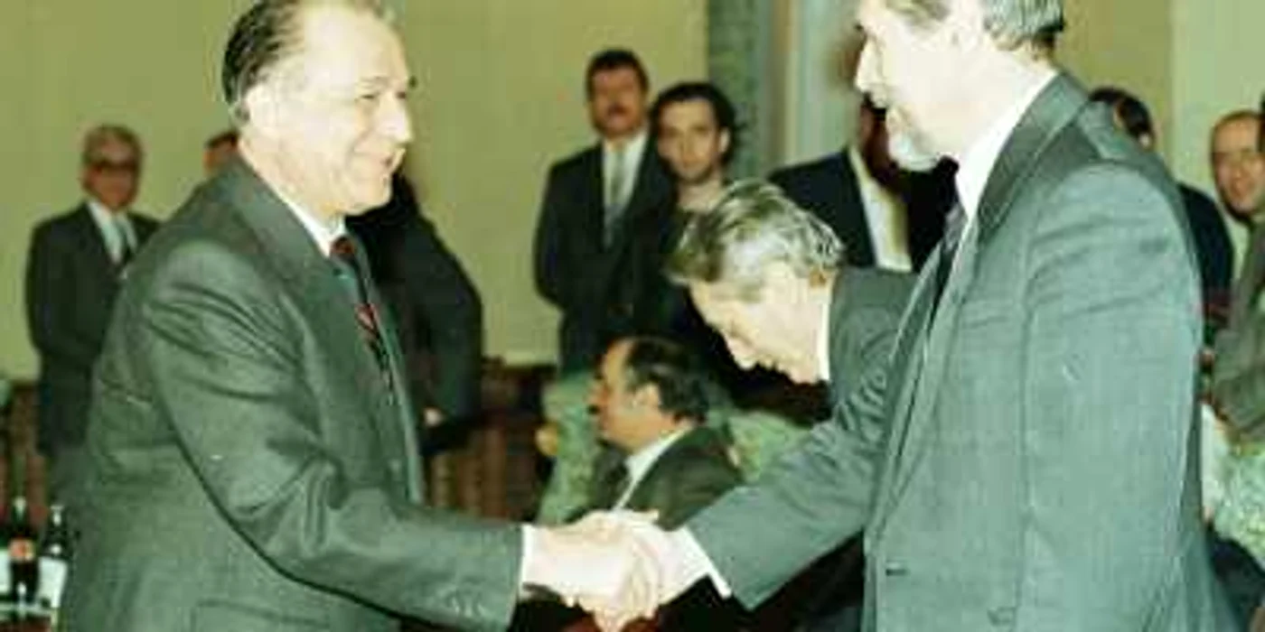 Ion Iliescu şi Emil Constantinescu s-au luptat pentru funcţia de preşedinte în 1992 şi 1996 FOTO Mediafax