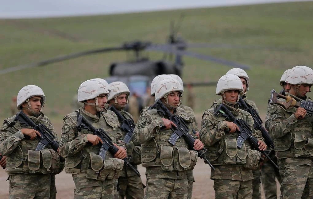 Azerbaidjanul își mobilizează trupele la granița cu Iranul, pe fondul escaladării conflictului din regiune