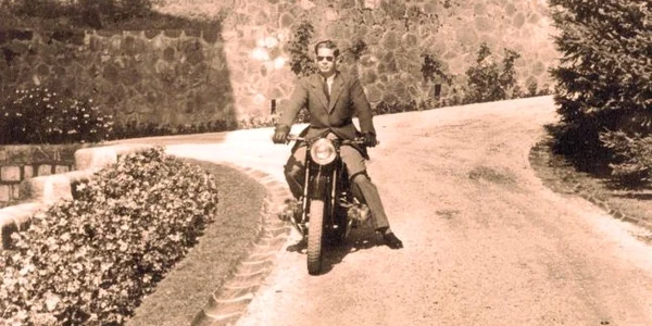 regele mihai pe motocicleta