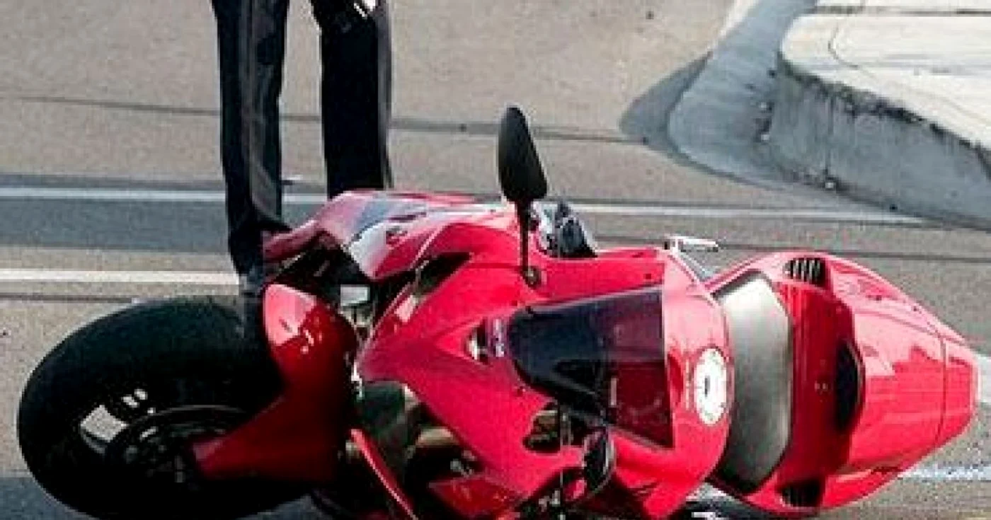 Hunedoara: A ajuns cu motocicleta în şanţ