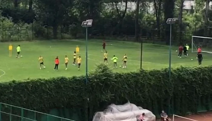 
    Rapidiștii erau comasați în aceeași jumătate de terenCaptură video: Telekom Sport  