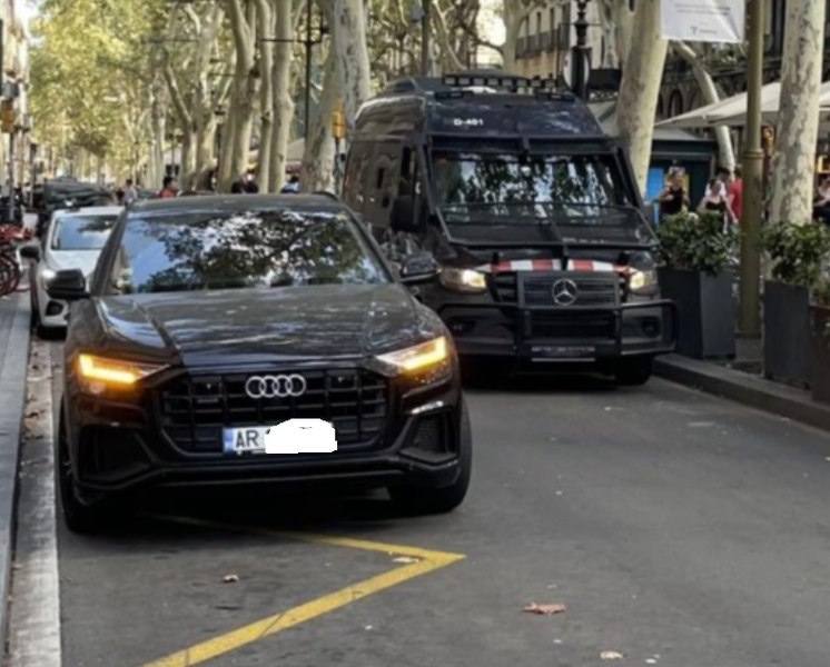 Român parcat „pe avarii” pe o arteră principală din Barcelona. Ce comentarii a stârnit fotografia