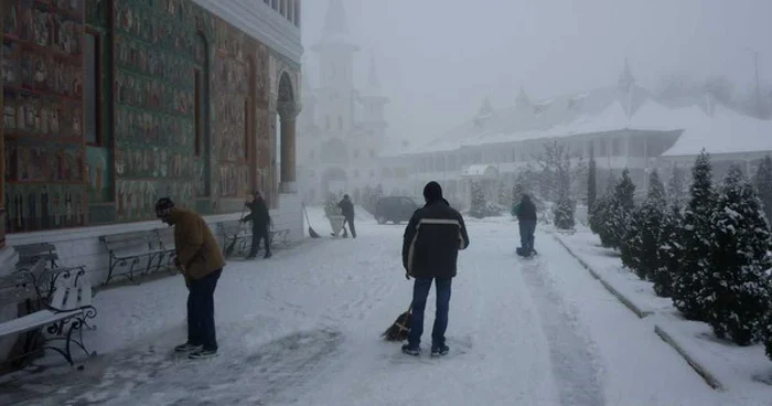 Deținuții au curățat zăpada din curtea interioară