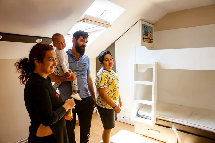 Una dintre familiile care se mută în casă souă. FOTO: Dan Tăuțan