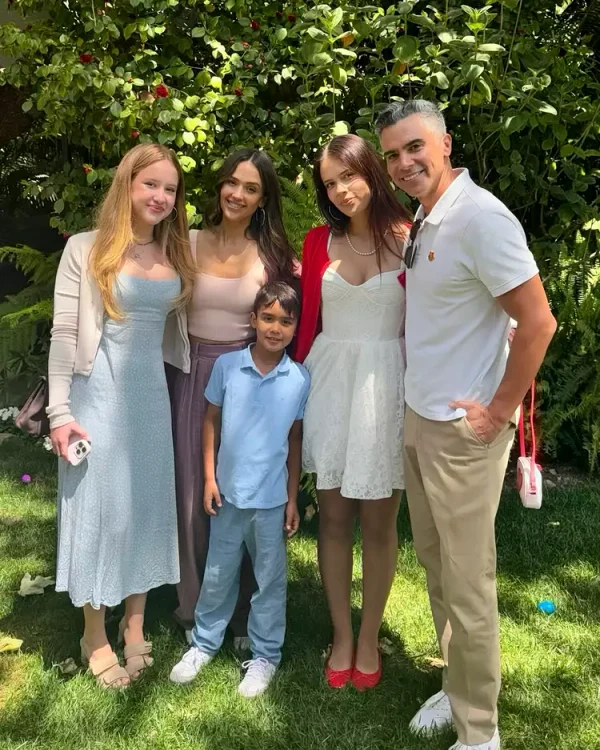 Jessica Alba de Paște, cu familia jpg