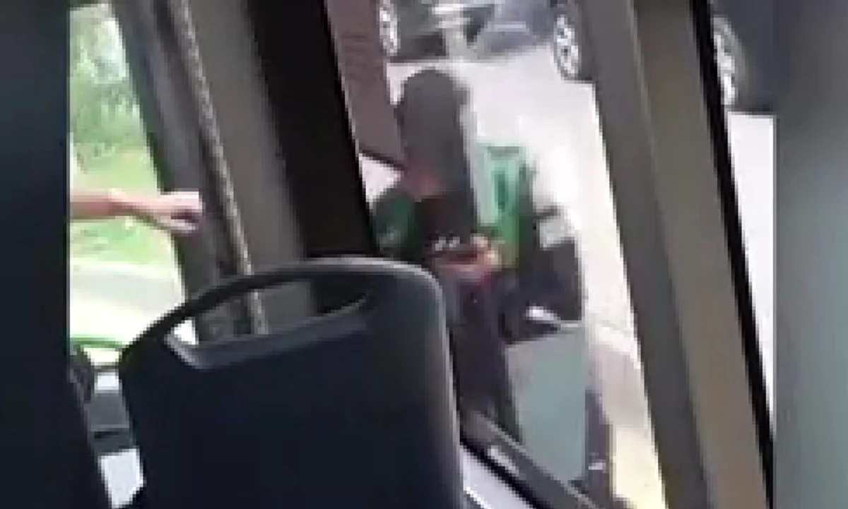 Un adolescent de 15 ani atacă pasageri și șoferul unui autobuz din Baia Mare FOTO: Captură video