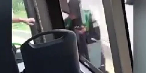 Un adolescent atacă pasageri și șoferul unui autobuz din Baia Mare jpg