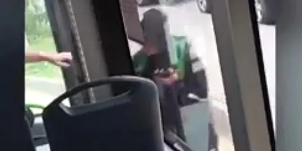 Un adolescent atacă pasageri și șoferul unui autobuz din Baia Mare jpg
