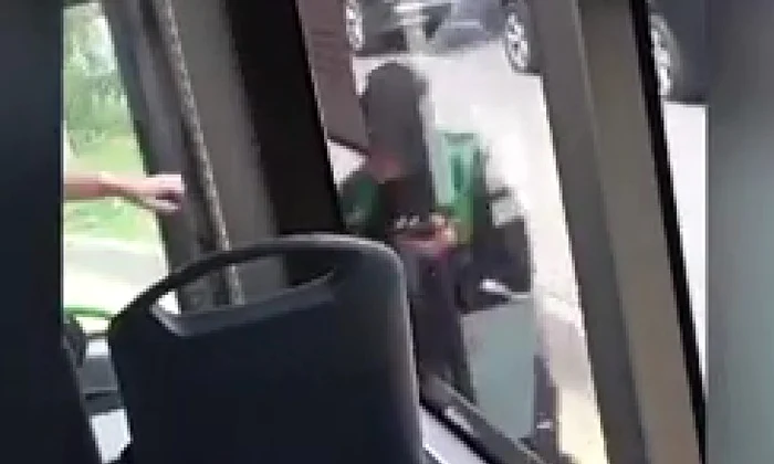 Un adolescent de 15 ani atacă pasageri și șoferul unui autobuz din Baia Mare FOTO: Captură video