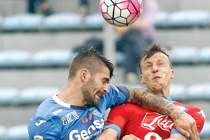 
    Chiricheş joacă diseară cu Napoli pe teren propriu, returul cu Villareal. În tur, pe El Madrigal, a fost 1-0 pentru spanioliFoto Click!  