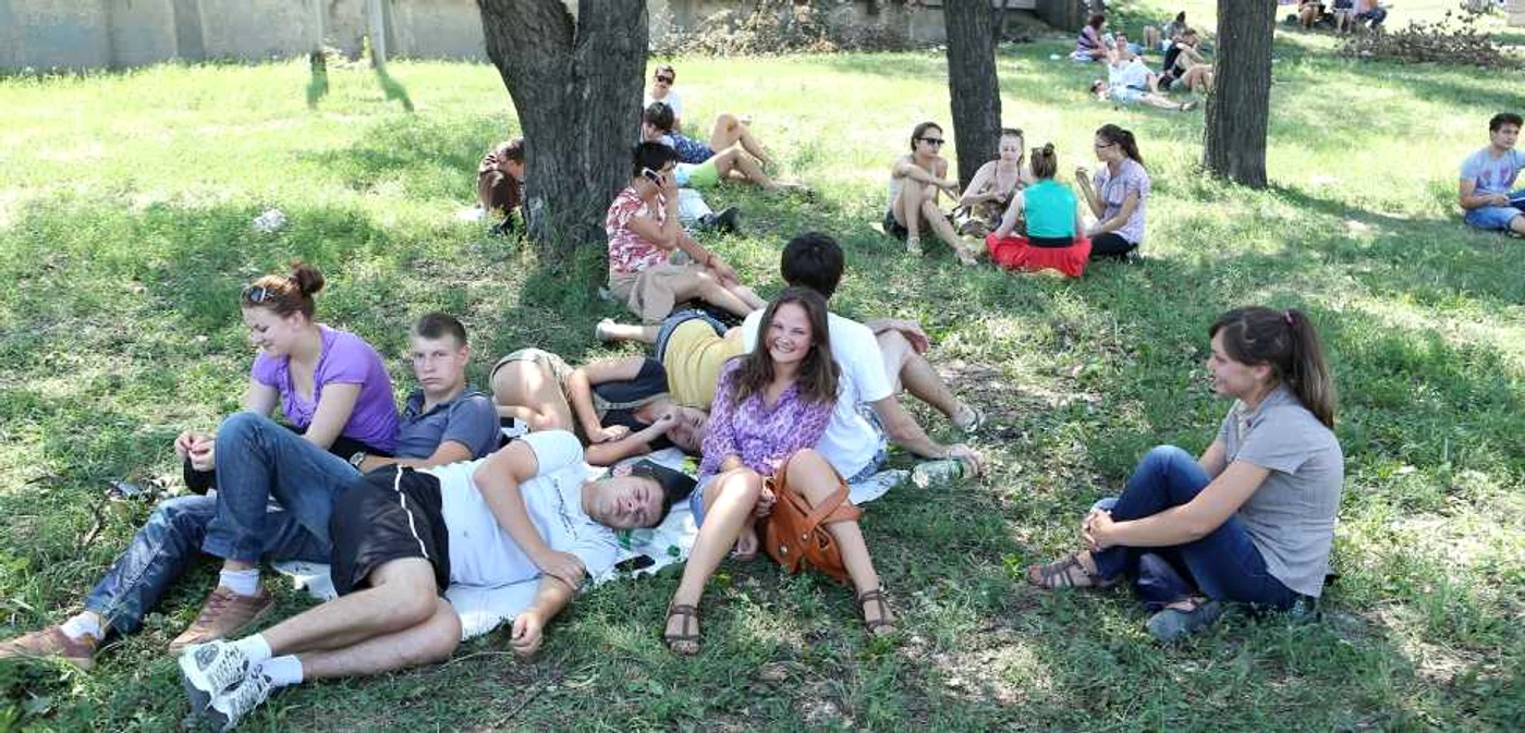Tinerii aşteaptă  la Consulatul României pentru un loc la facultăţile de peste Prut. Foto: Dumitru Goncear