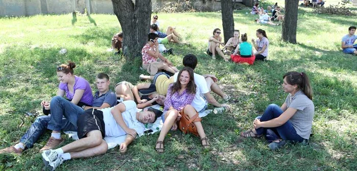 Tinerii aşteaptă la Consulatul României pentru un loc la facultăţile de peste Prut. Foto: Dumitru Goncear