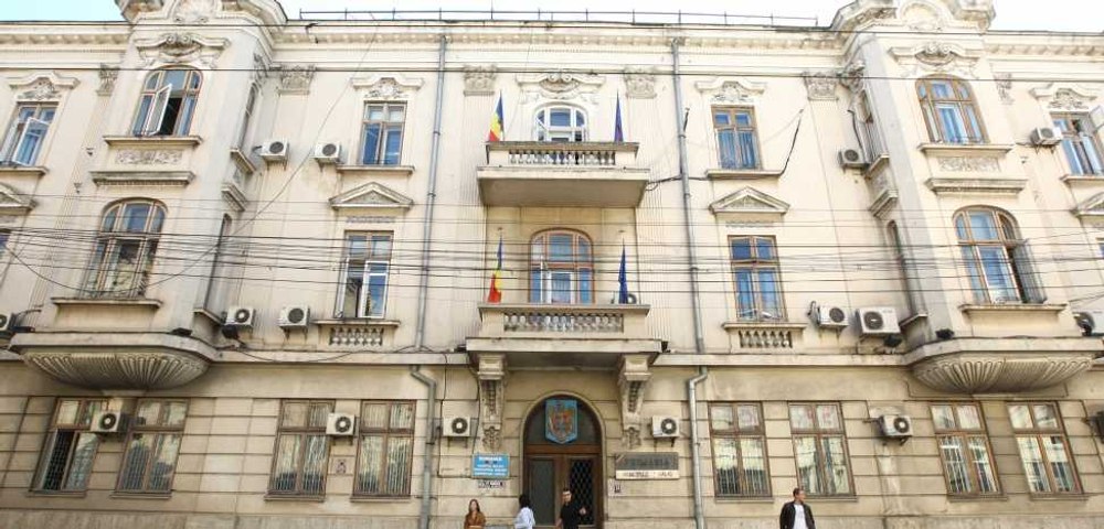 Povestea palatului unde au funcționat, pe rând, un bordel, Securitatea și Primăria. Cu ce preț este scos la vânzare