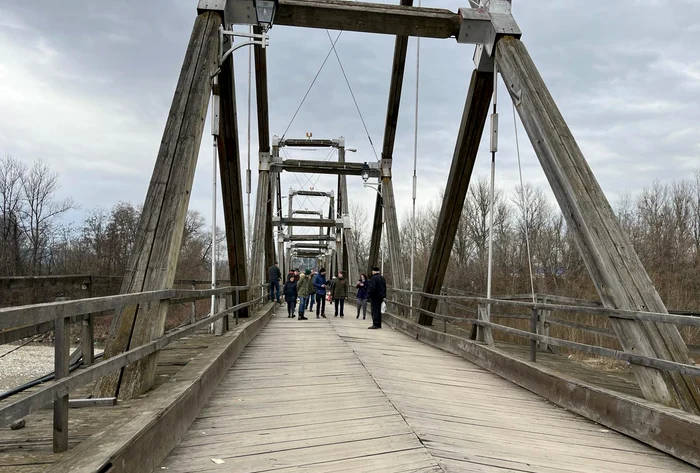 Podul isoric de la Sighetu marmației, tranzitat de cetățeni  FOTO Angela Sabău 